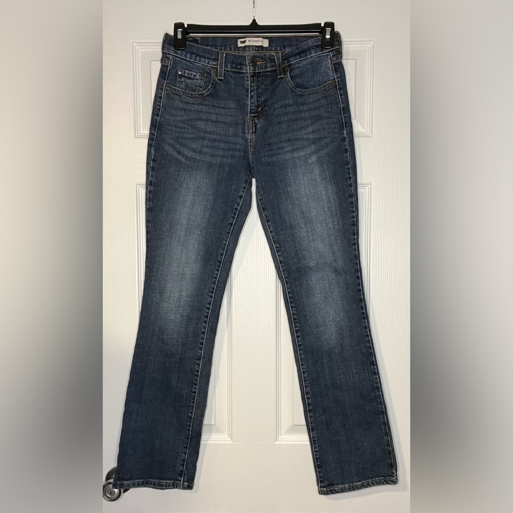 Levi’s women’s 505 straight leg jeans, size 6M, medium wash